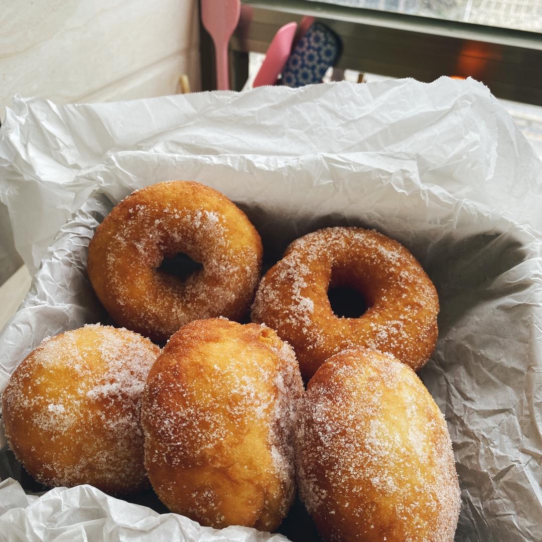 好吃到哭泣的甜甜圈VANILLA CREAM-FILLED DOUGHNUTS