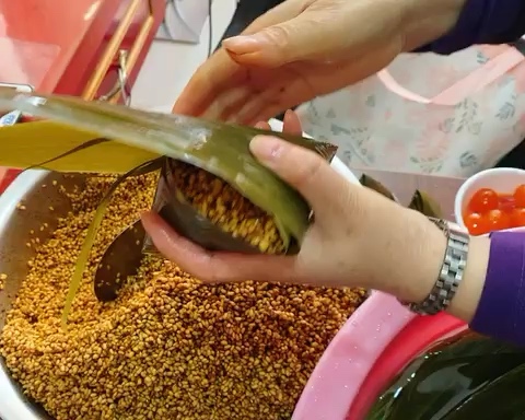 妈咪的♥️私房秘制咸蛋黄肉粽的做法 步骤10