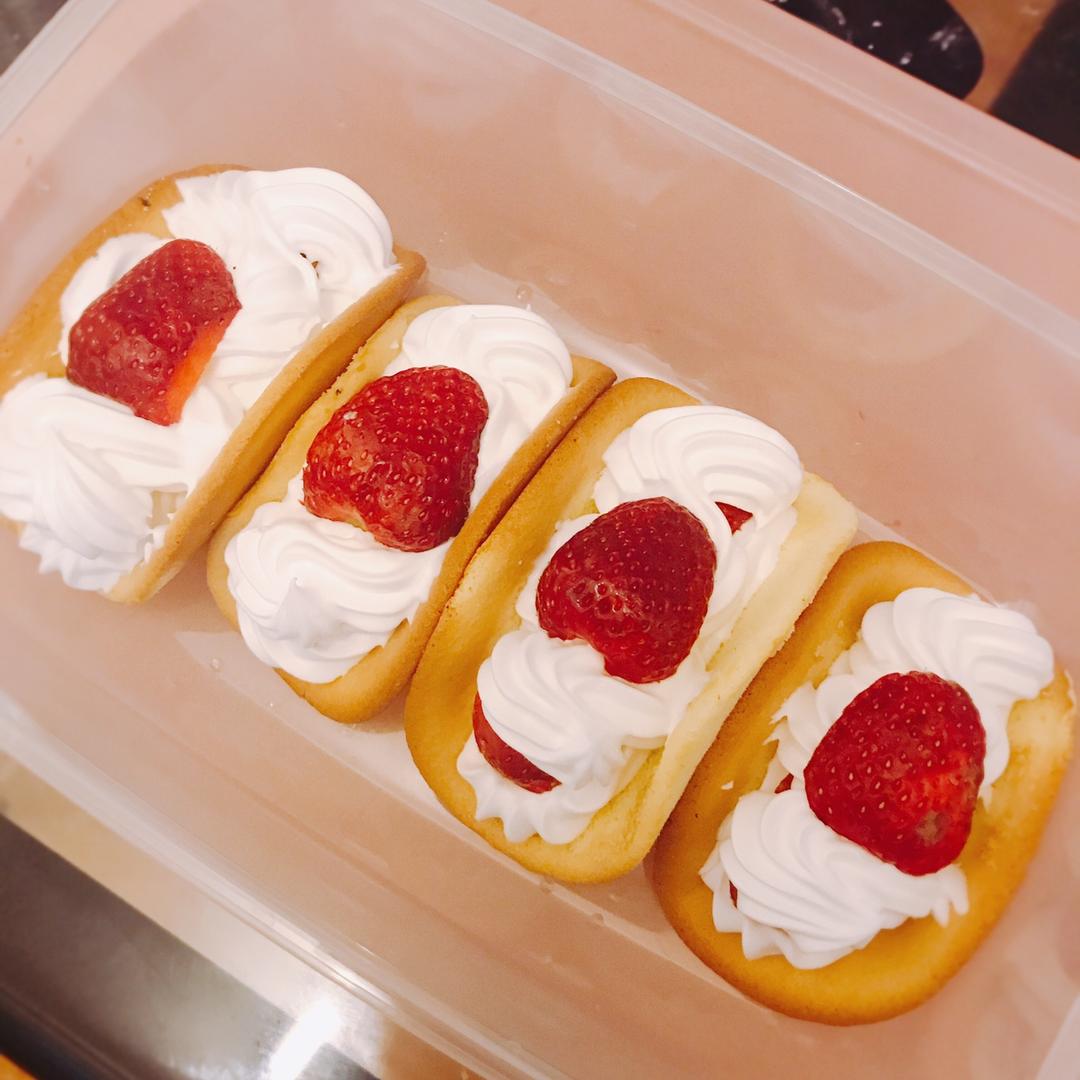 草莓抱抱卷