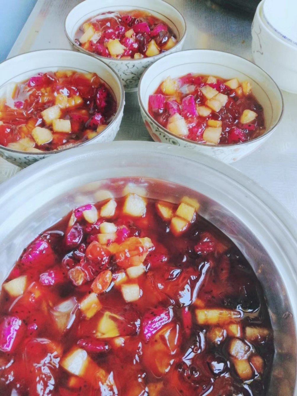 白凉粉或（莲藕粉)芋圆水果捞