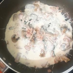 芝士奶油蘑菇培根意大利面的做法 步骤3