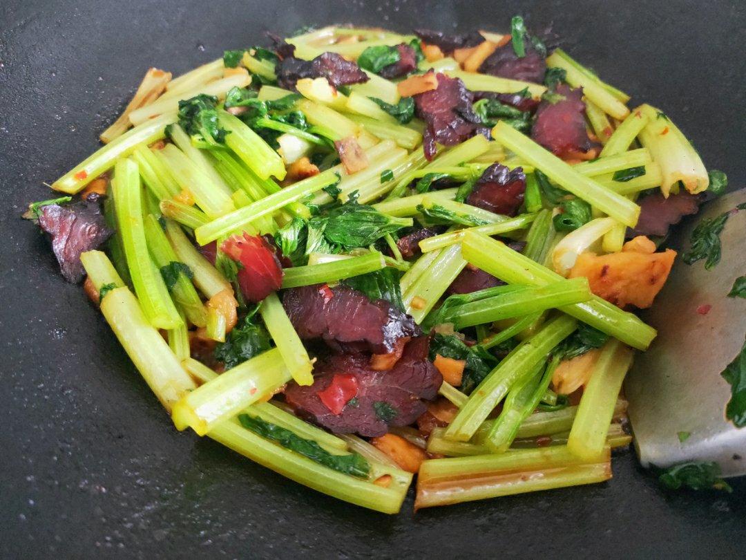 玥老下饭家常菜の风干牛肉爆炒芹菜萝卜丁