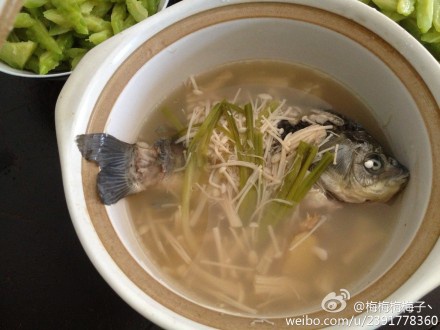 金针菇煮鲫鱼