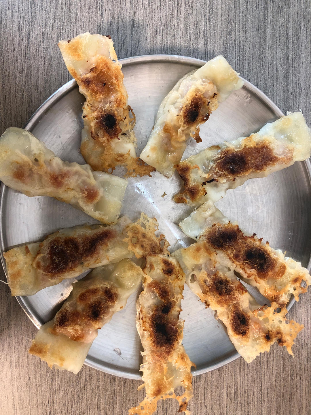 馄饨皮做鲜肉香葱冰花锅贴