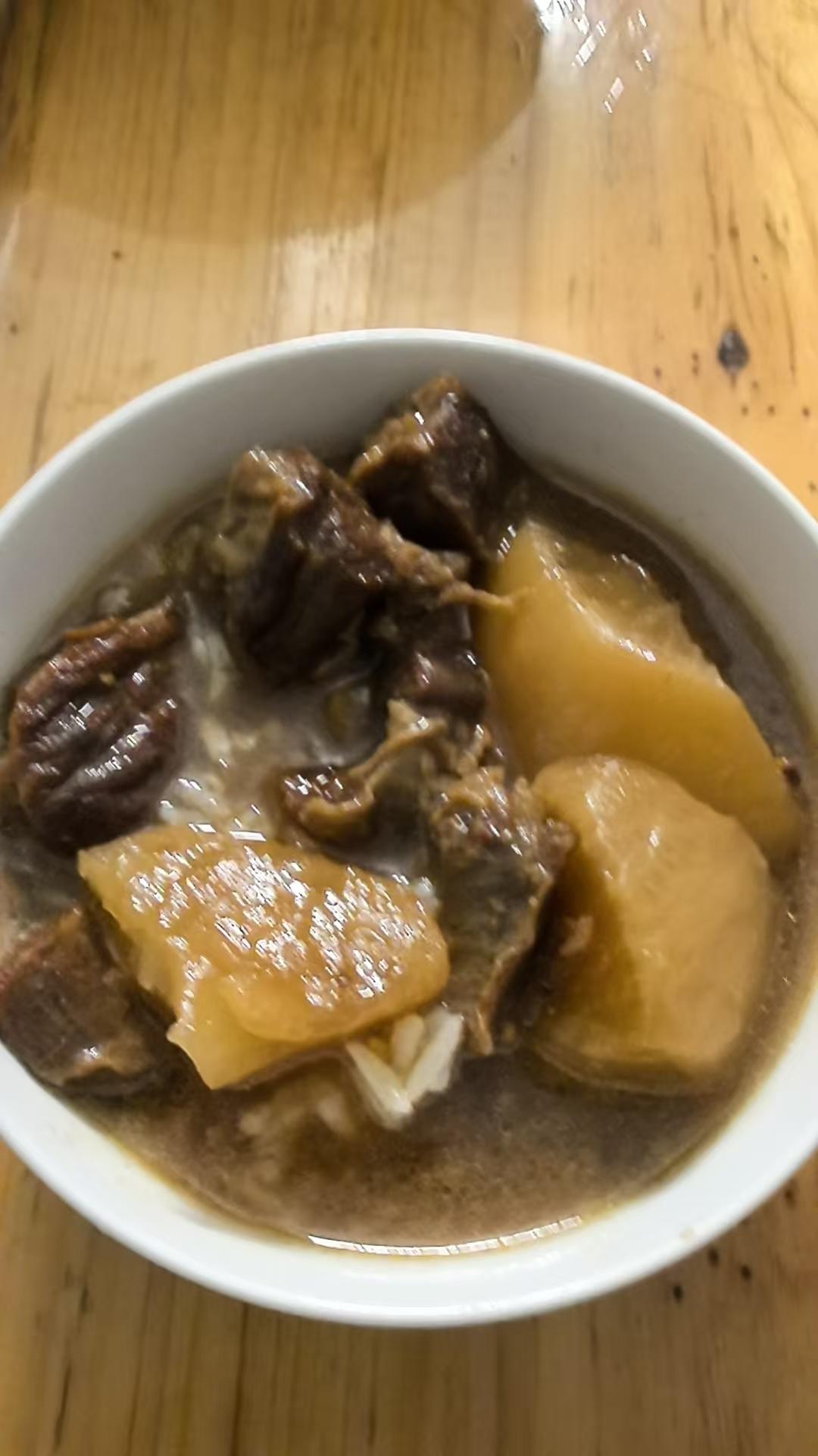 汤汁可以捞粉捞面的萝卜焖牛腩