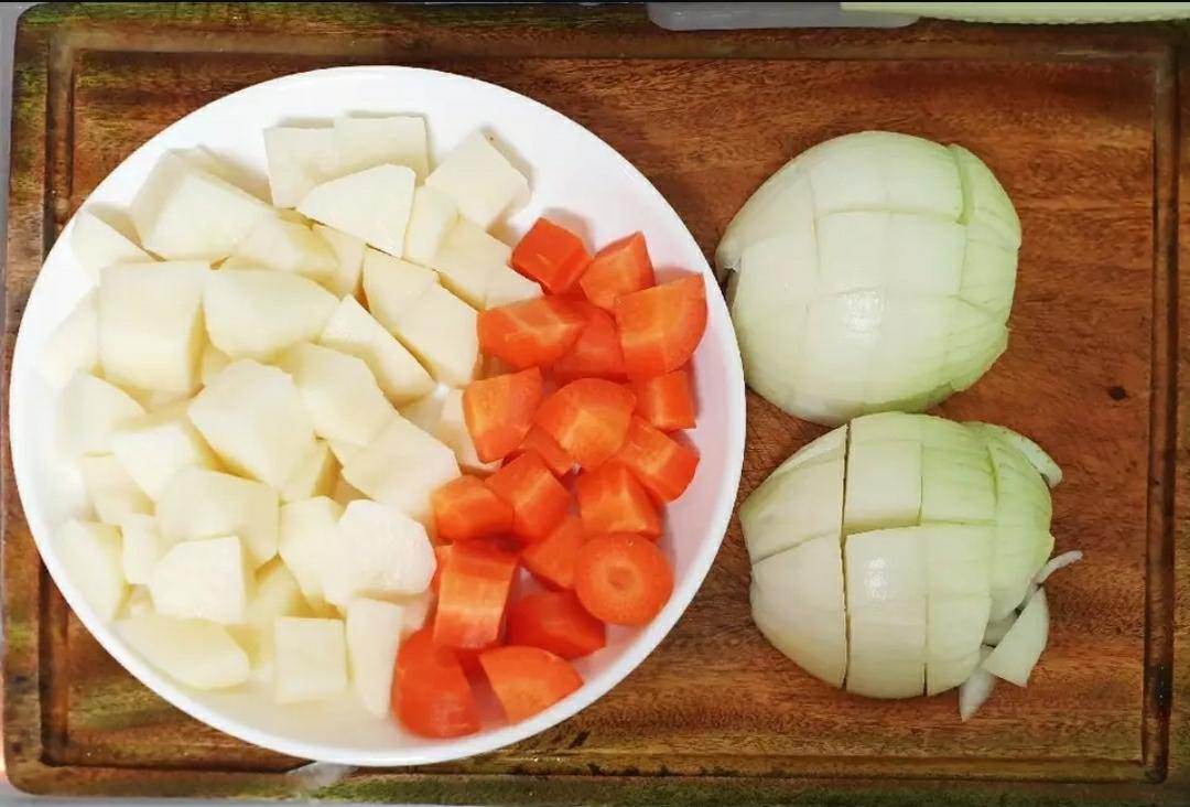 日式咖哩歐姆蛋包飯的做法 步驟1