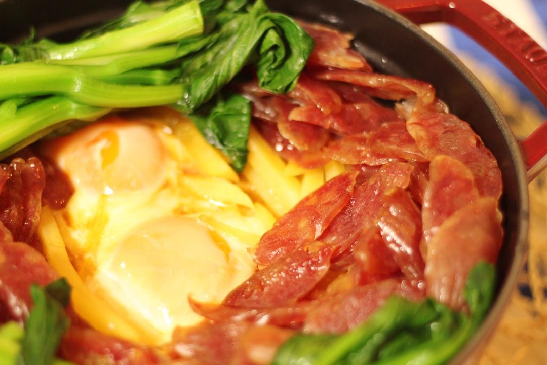 铸铁锅腊肠煲仔饭