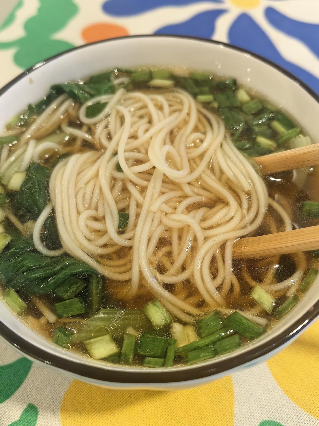 好简单的葱花面条，又鲜又香，早餐来一碗太舒服