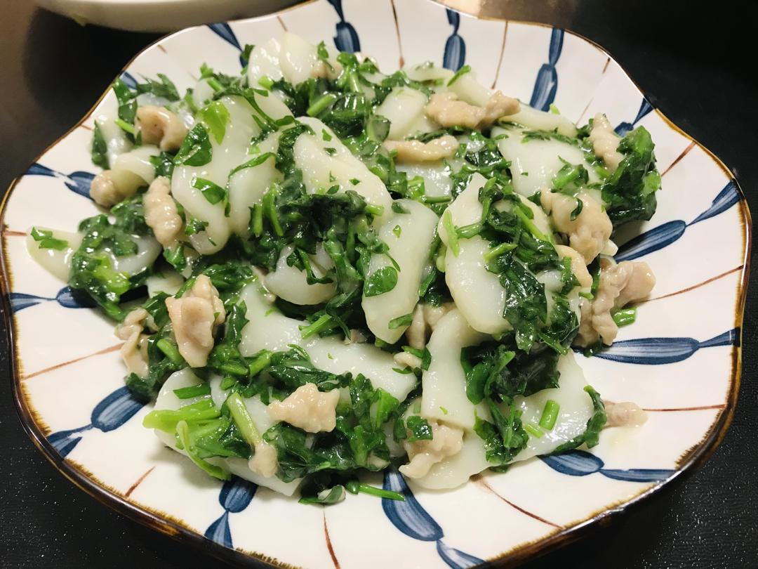 荠菜肉丝炒年糕