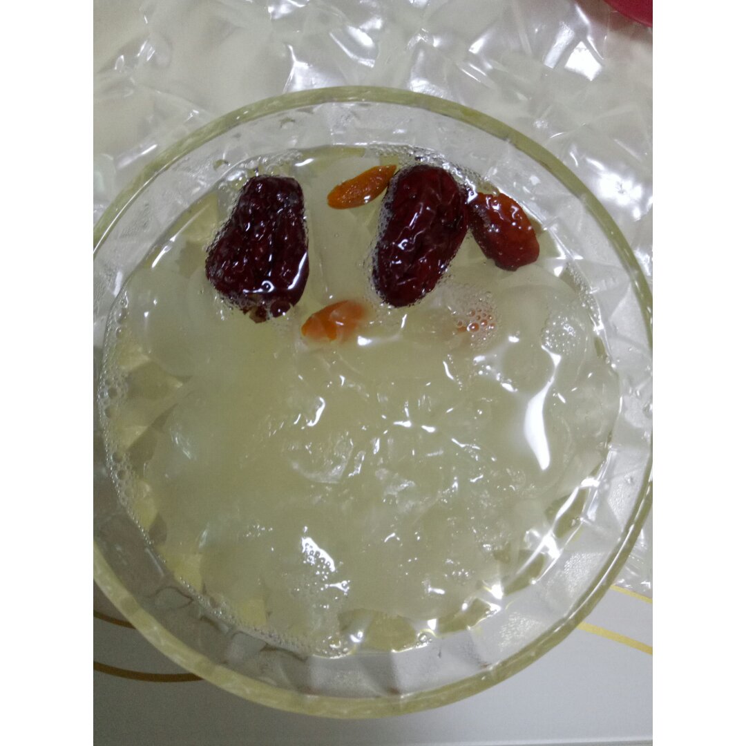 银耳红枣枸杞甜汤