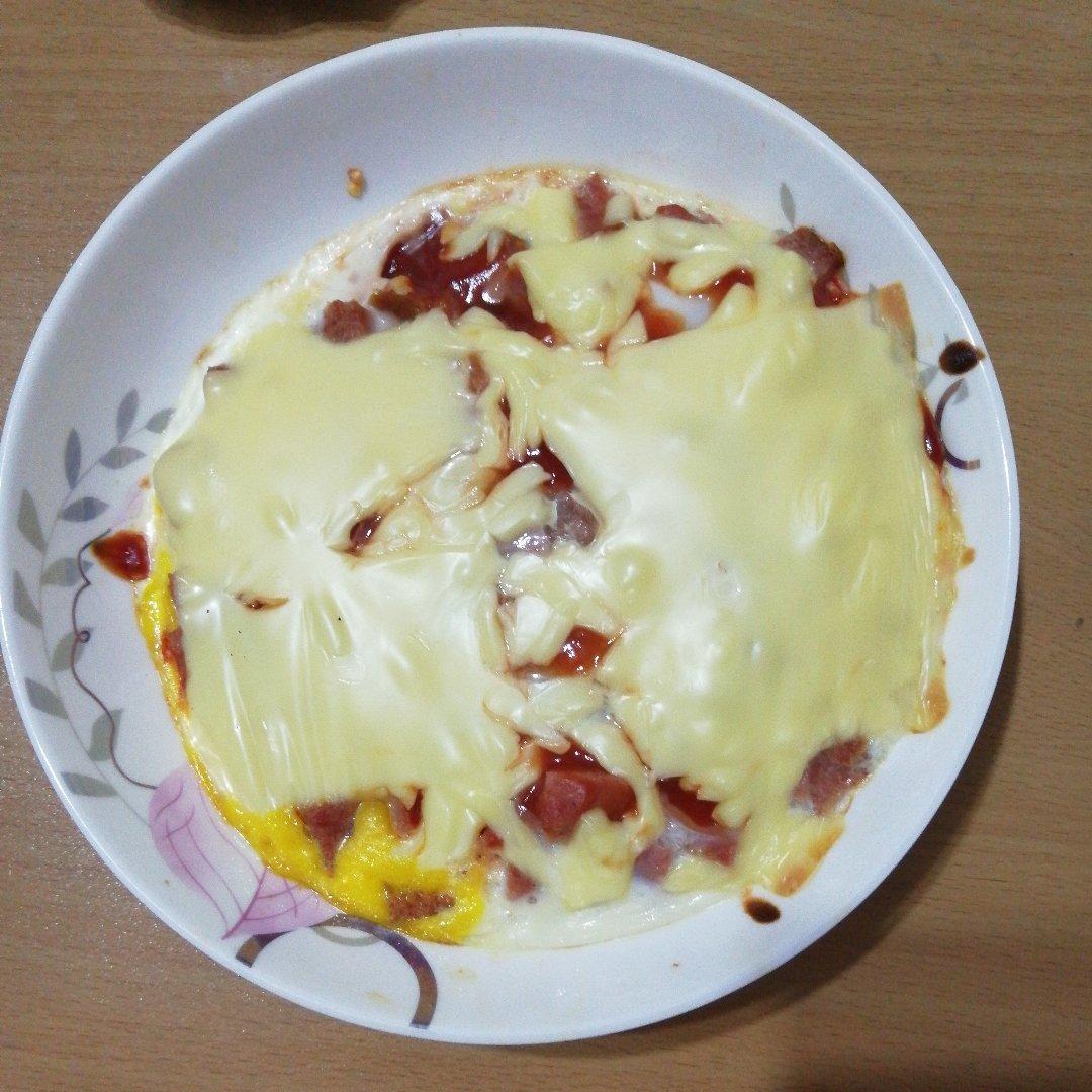 只需摆好材料去微波！惊艳全家的早餐端上桌：香肠奶酪烘蛋