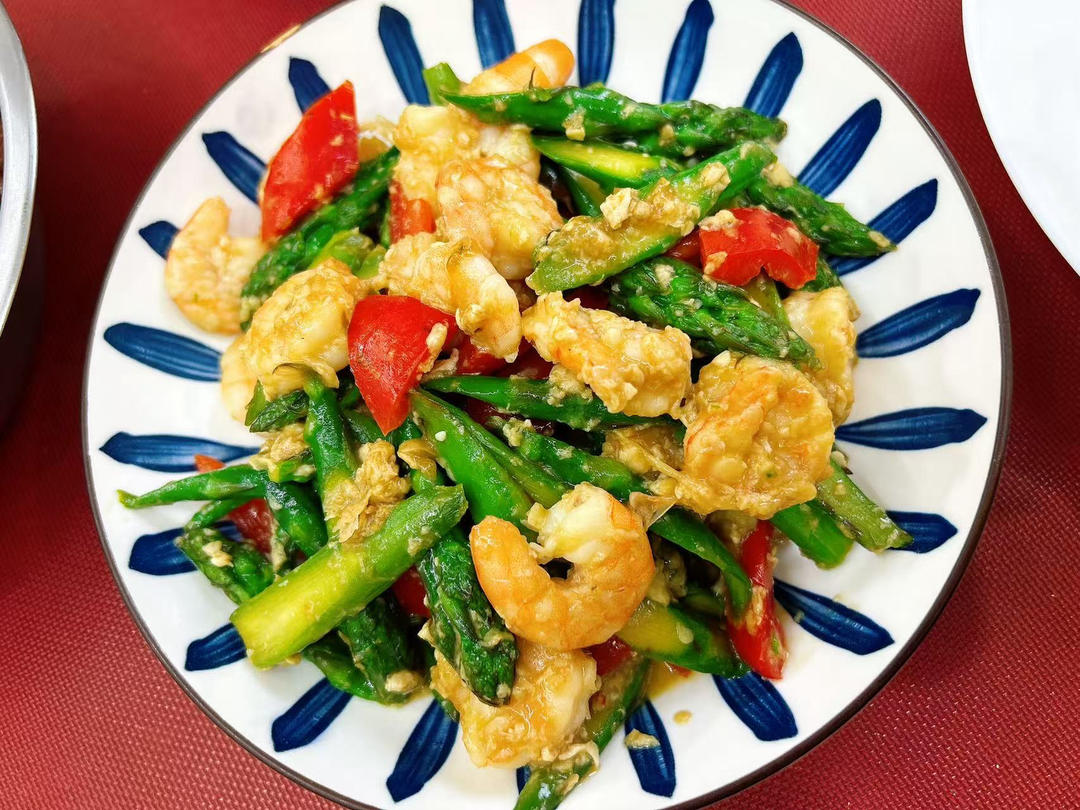 吃饭嘛就是要健康又美味😋来盘鲜虾仁炒芦笋试试看👏