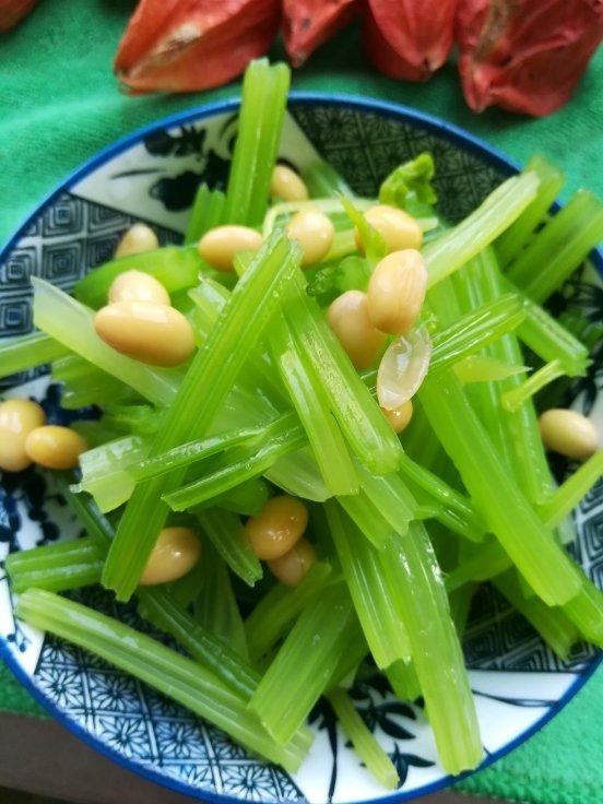 🥕胡萝卜芹菜拌花生米