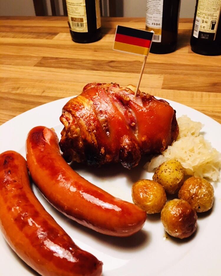 小蕾宝贝做的传说中的德国原配方——schweinshaxe (德式烤猪肘)