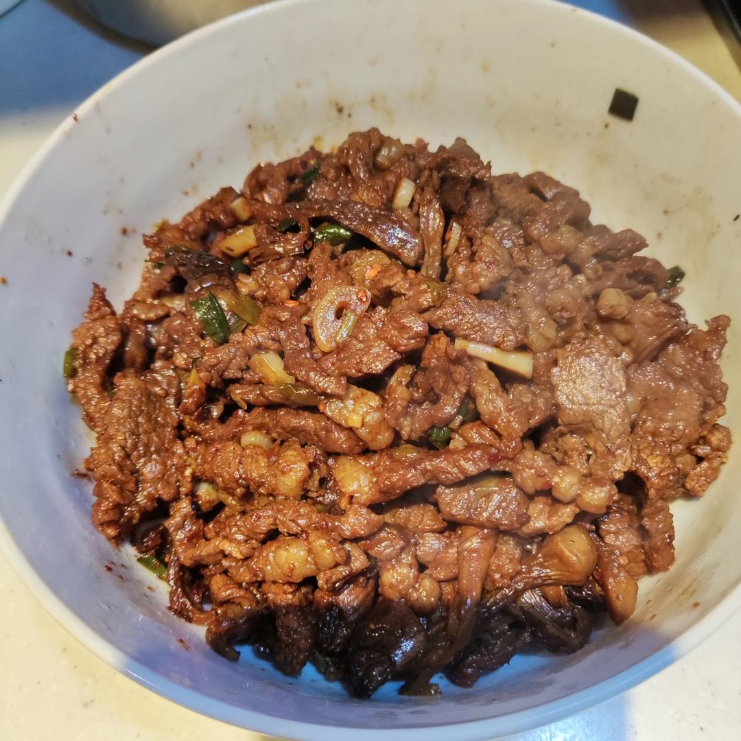 <松茸菇炒牛肉>，爱了爱了。欣小厨 😉