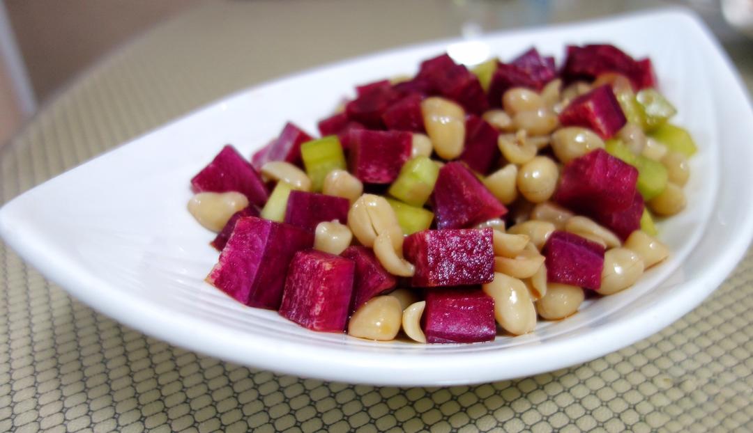 凉拌芹菜花生米胡萝卜