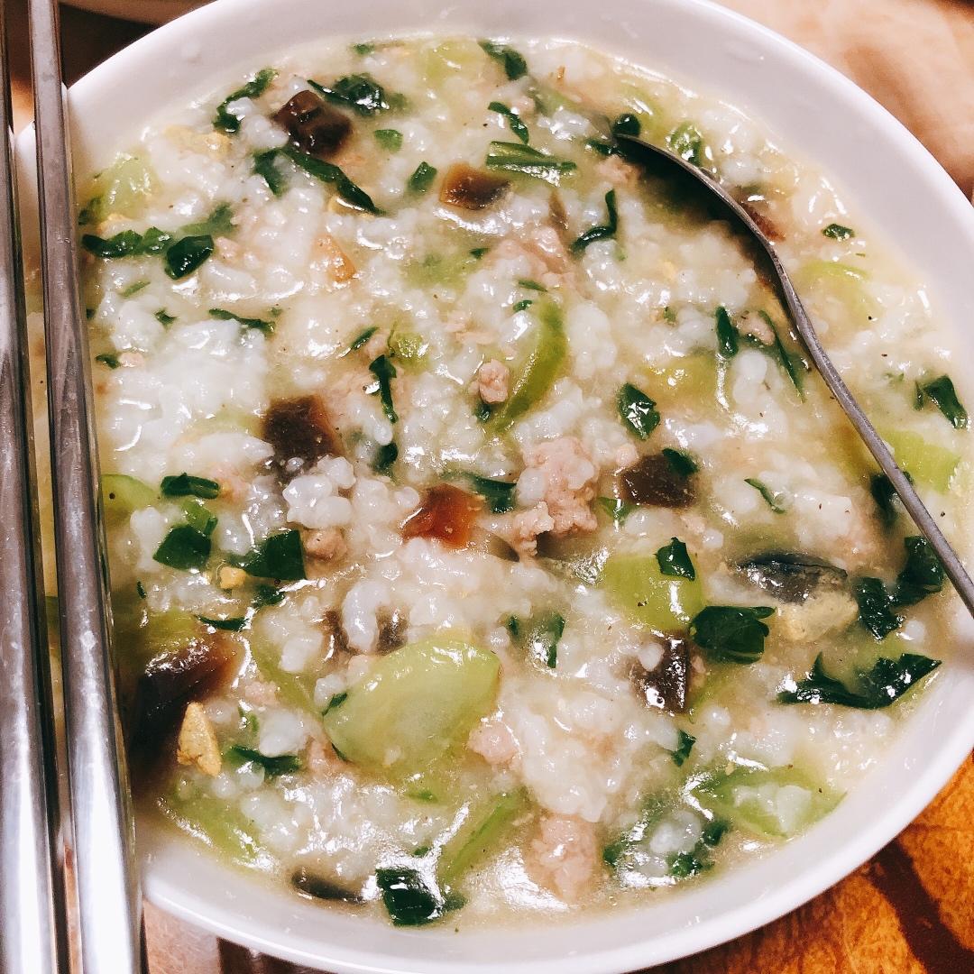 妈妈👩教我做的皮蛋瘦肉粥🥣简单快捷美味😋