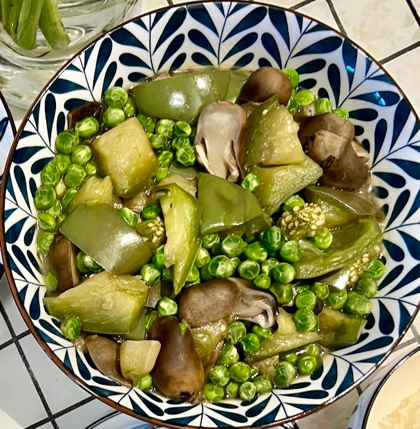 素炒外星人👽       （草菇毛豆米）