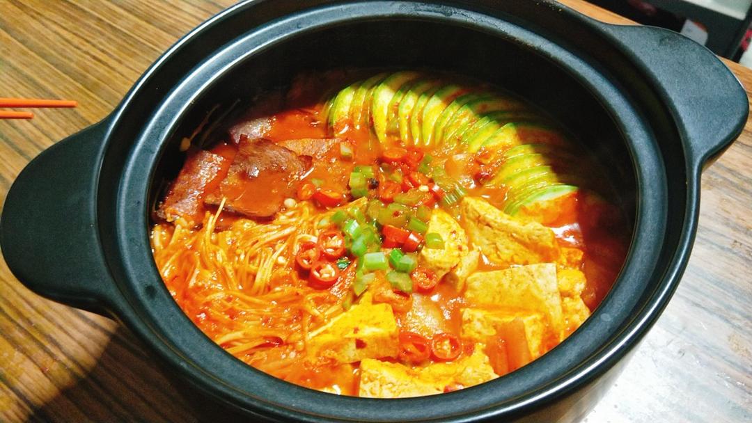 韩式泡菜豆腐锅/辣白菜豆腐汤