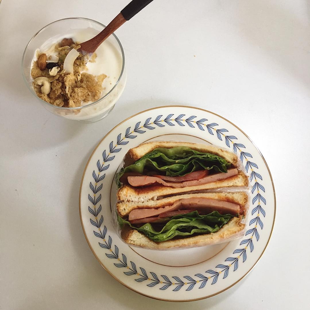 【美貌上照早餐】鸡蛋沙拉火腿三明治