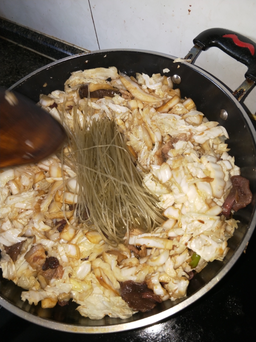 妈妈的家常菜~松蘑炖白菜(粉条豆腐粉皮)的做法 步骤6