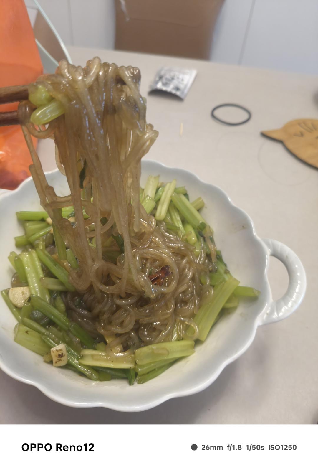 芹菜炒粉条(故乡的味道)