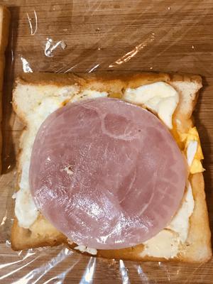 快手早餐—黄芥末火腿蛋盒子三明治的做法 步骤4
