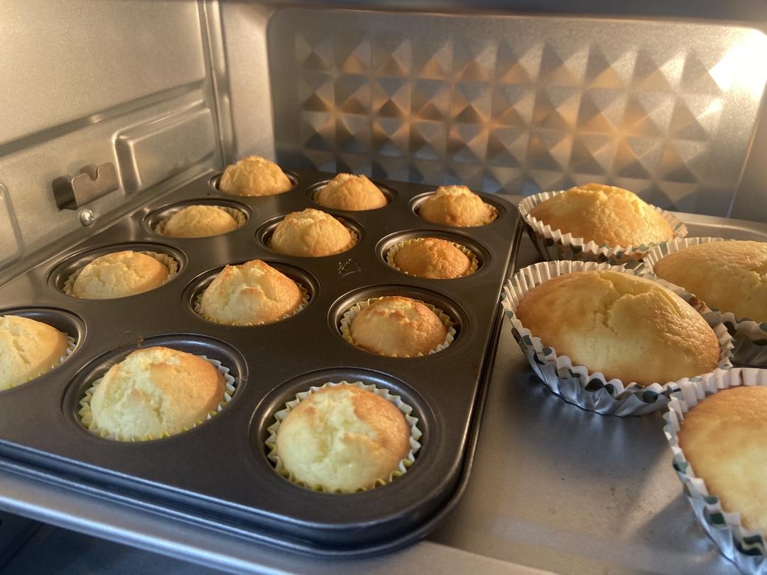 全蛋法打发原味海绵杯子蛋糕