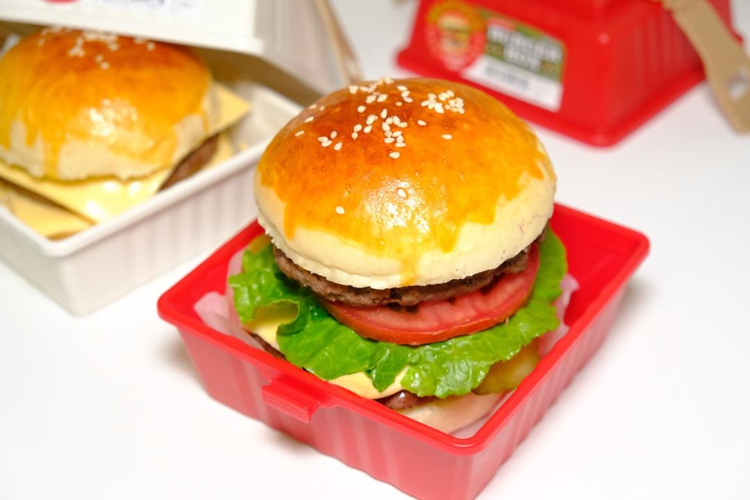 正宗的麦当劳双吉牛肉汉堡