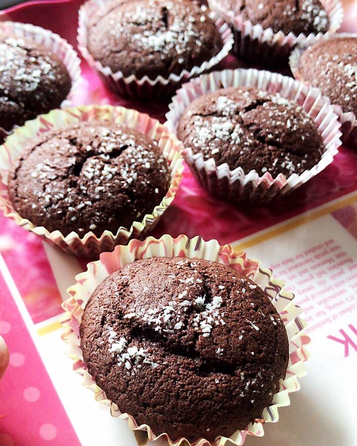 超润巧克力纸杯蛋糕（非常适合裱花、盖糖皮的cupcake方子）