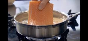戈登拉姆齐终极烹饪教程—三文鱼味增汤的做法 步骤6