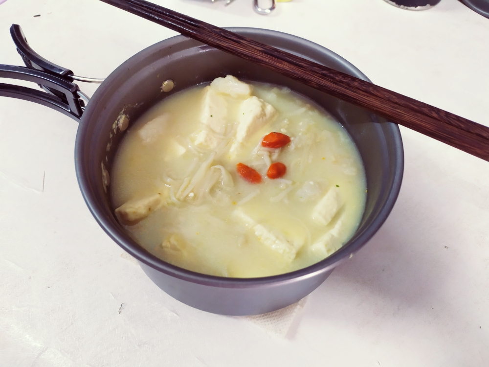 巴沙鱼豆腐金针菇汤（≈450大卡）的做法