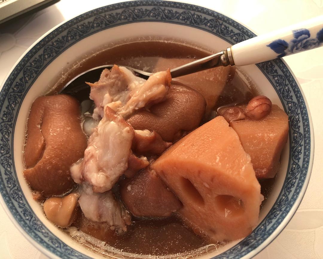 红衣花生莲藕猪蹄汤