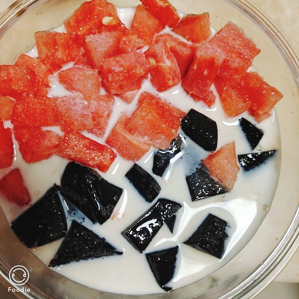 牛奶水果龟苓膏的甜品