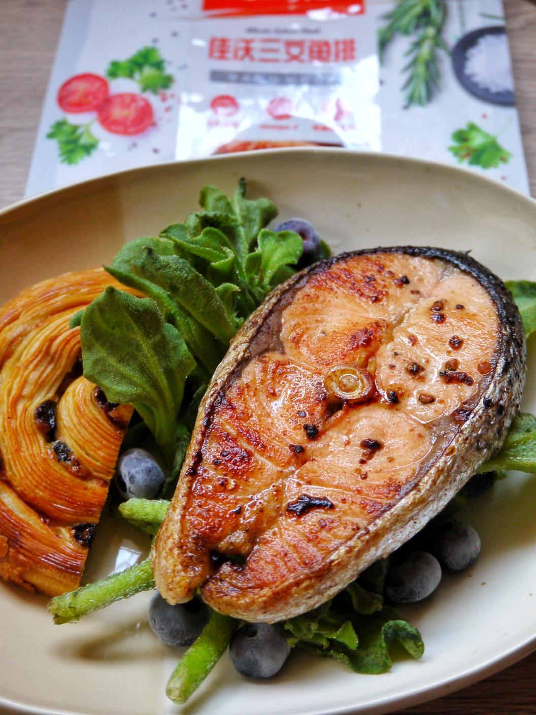 香煎佳沃三文鱼佐沙拉的做法