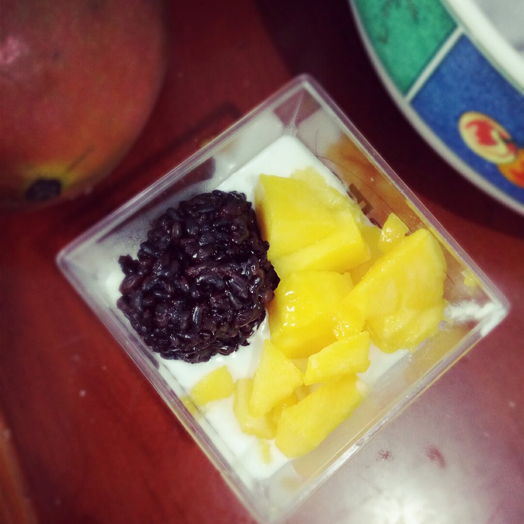 在家自制满记甜品--芒果椰汁黑糯米