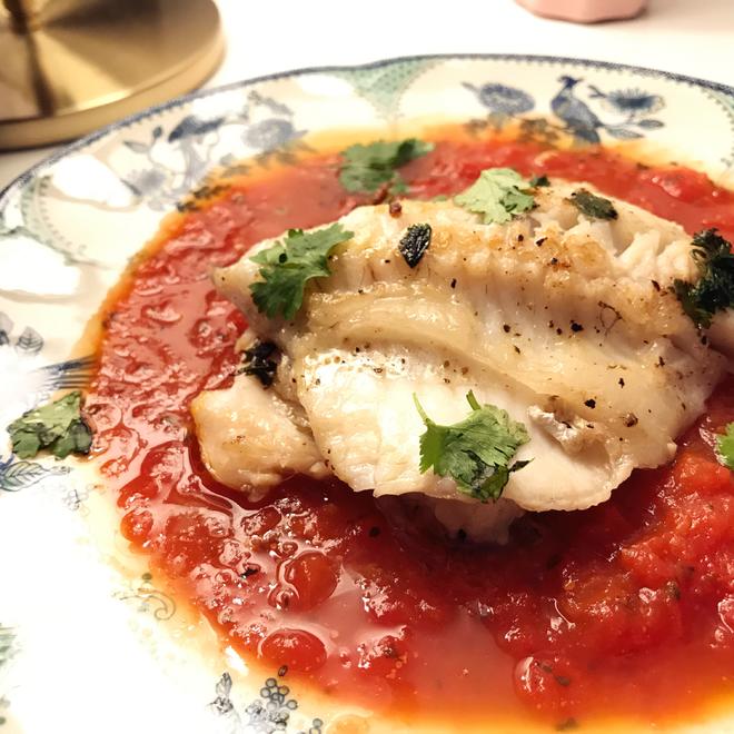 番茄浓汁浸渍油煎海鲈鱼的做法