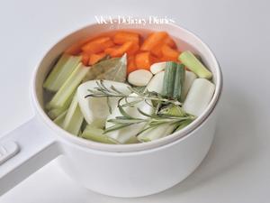 自制的健康天然调味品【蔬菜高汤】提鲜又营养的做法 步骤2