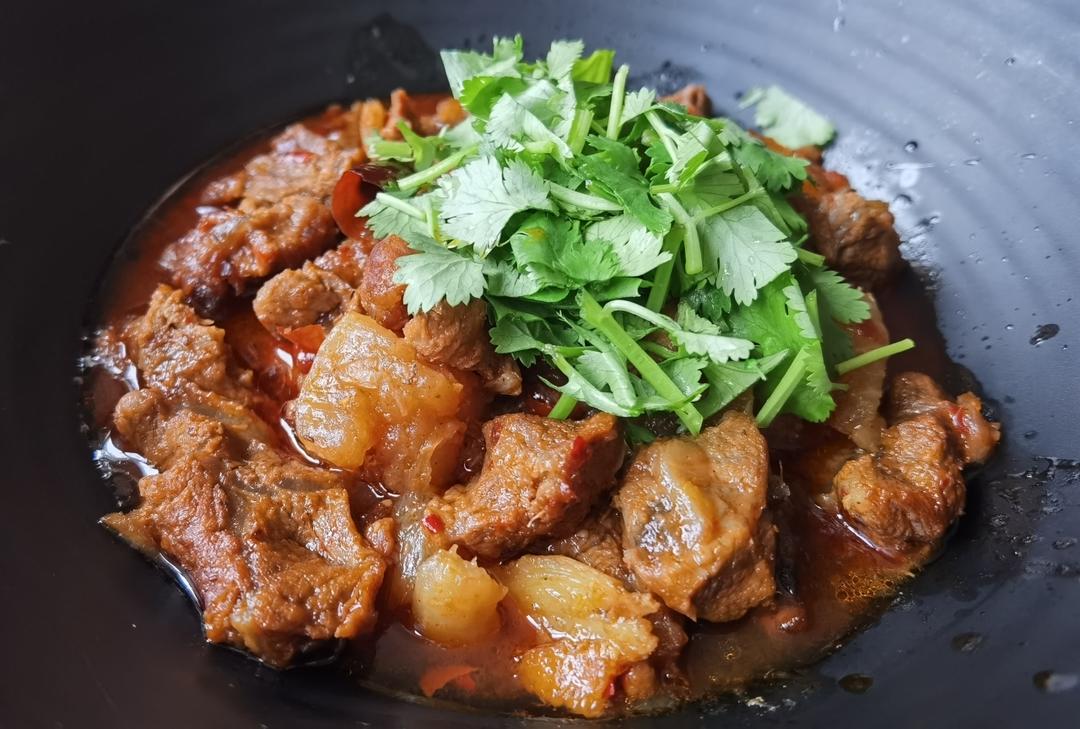 厨师长教你：“萝卜烧牛肉”的川味版做法，肉香四溢软烂入味