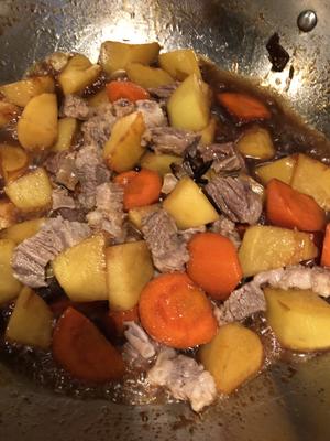 红烧牛腩炖土豆的做法 步骤10