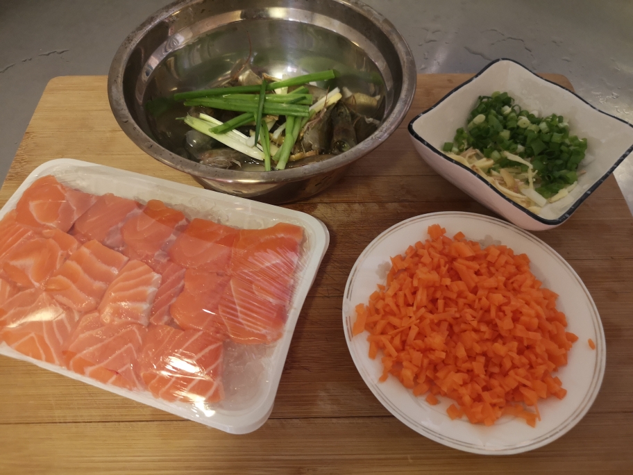 三文鱼片粥（小美锅菜谱）的做法 步骤1