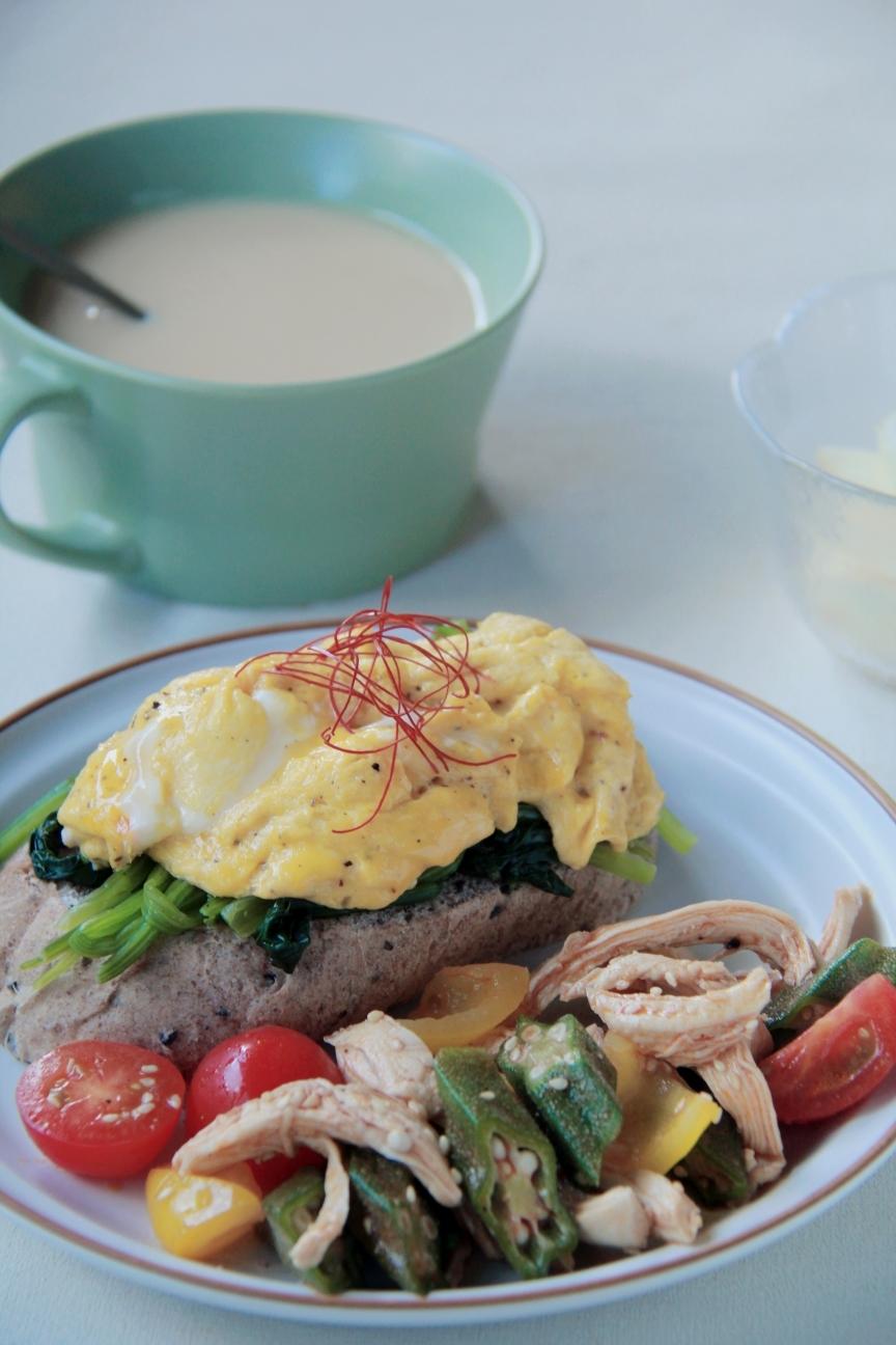 浓郁炒蛋菠菜开放三明治