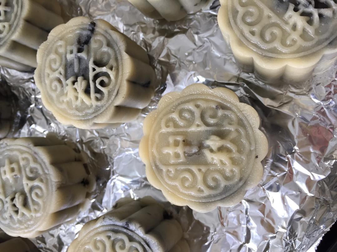 广式月饼—蛋黄芝麻月饼