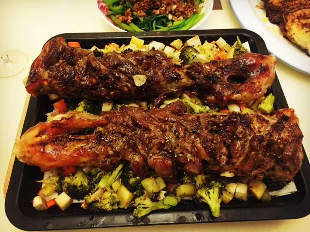 暖黑色做的孜然蒜香烤羊腿