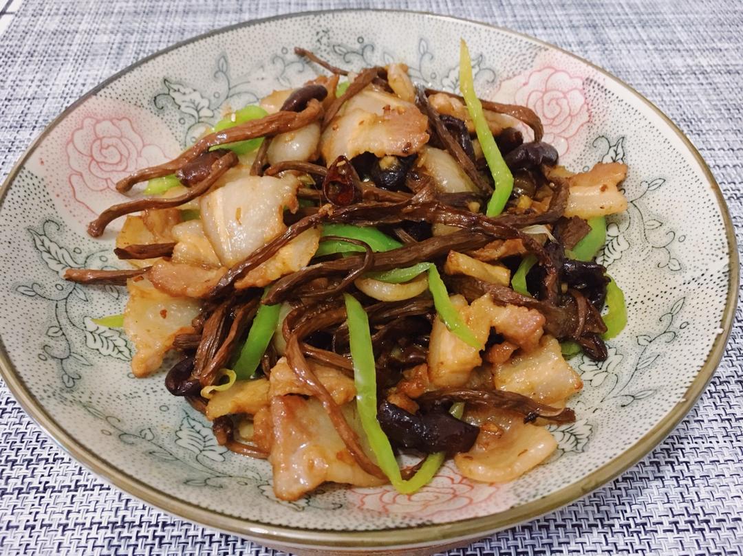 五花肉干锅茶树菇