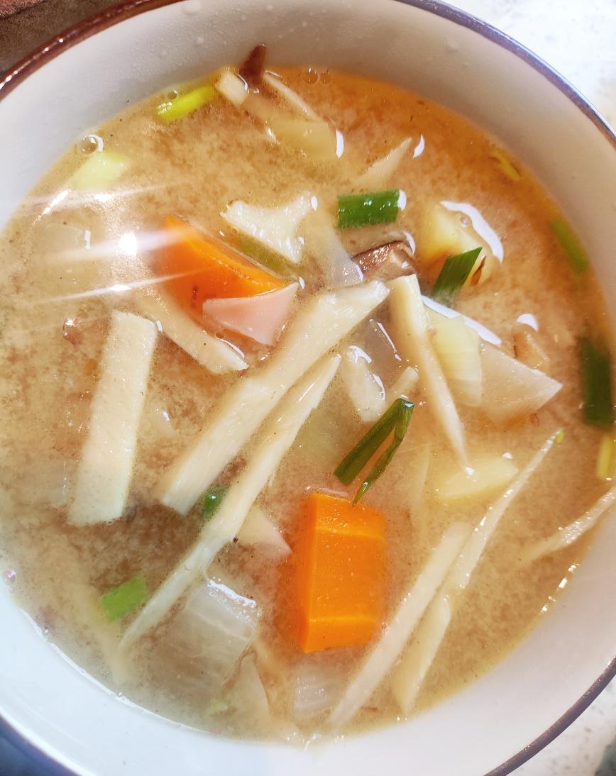 豚汁(猪肉味噌汤)