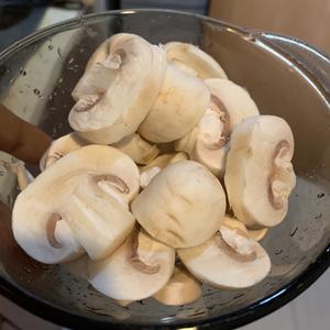【一人食】秋冬暖锅菌菇小炖鸡#超简单#的做法 步骤2