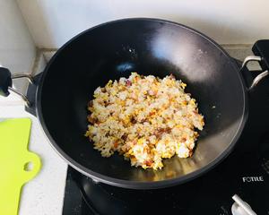 鸡蛋香肠胡萝卜炒饭的做法 步骤3