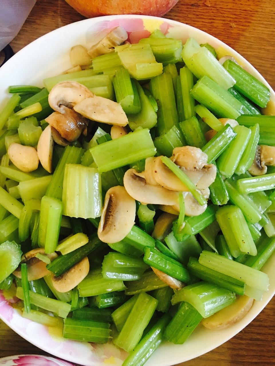 肉肉要吃肉肉做的蘑菇芹菜