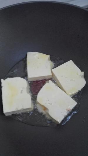 郫县豆瓣煨煎豆腐的做法 步骤3